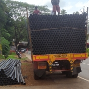 Unloading PE pipe 